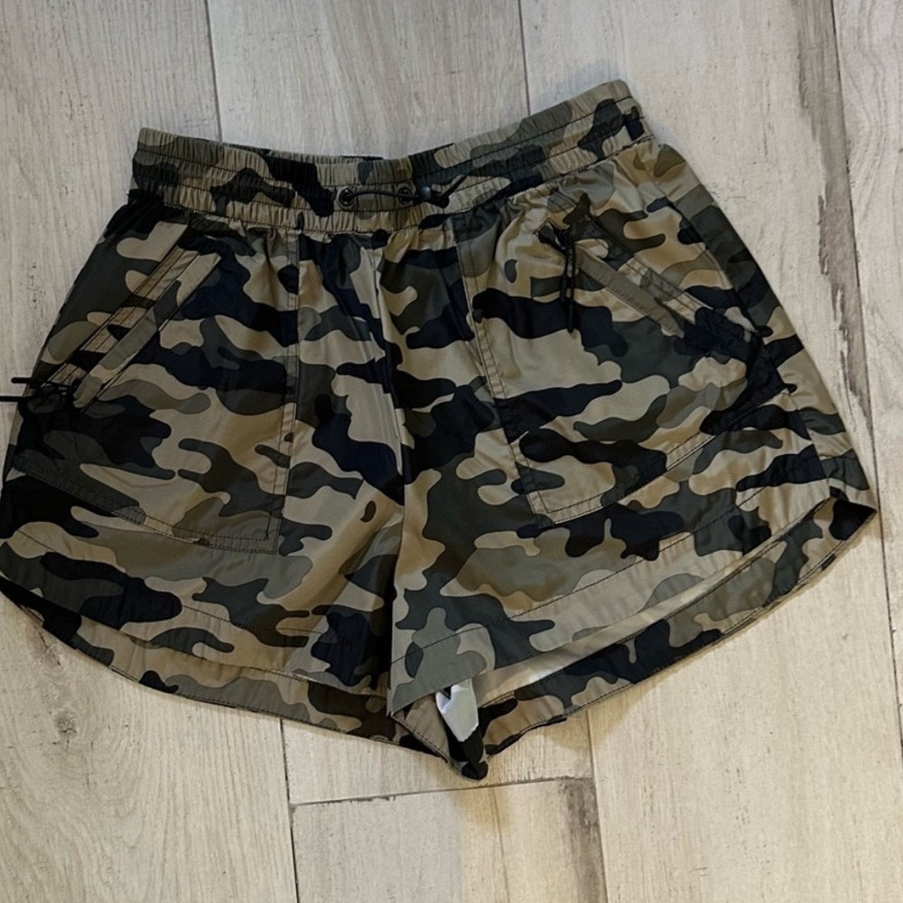 COPY - Athletic shorts with camouflage print